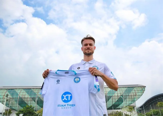 Hình ảnh minh họa quản lý ngân sách hiệu quả với các biểu đồ tài chính và đồng tiền ảo, nhấn mạnh tầm quan trọng của việc kiểm soát chi tiêu khi chơi tại 39go99 Thể Thao.
